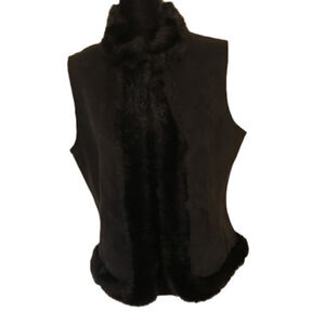 𝅺ANN Taylor vest trimmed with faux fur.  Women’s size medium. Black.